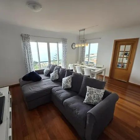 Oceanview Getaway דירה *